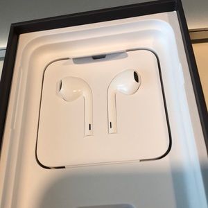 NEW iPhone EarPods w/ lightning connector